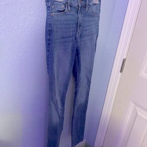 HOLLISTER BARELY WORN GREAT CONDITION JEANS